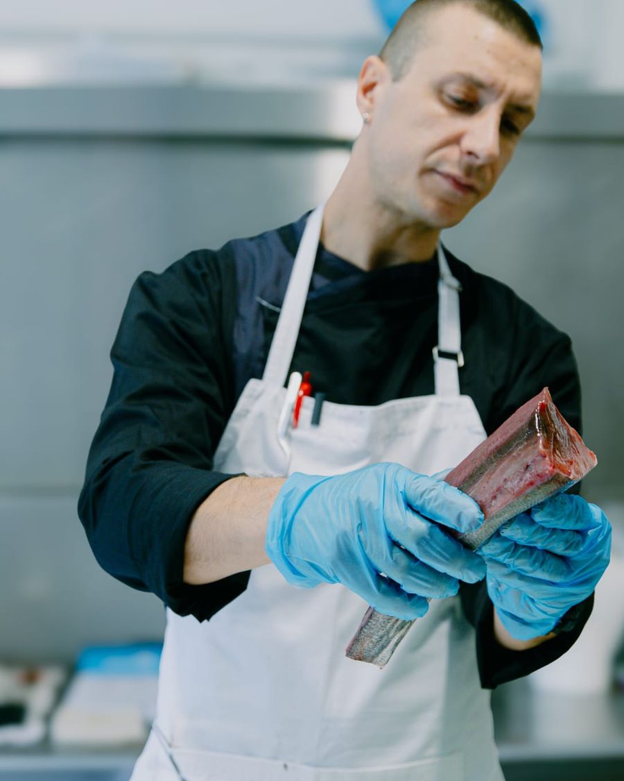 Chef bereidt producten voor
