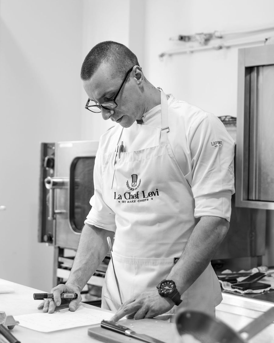 Chef aan het werk in de keuken