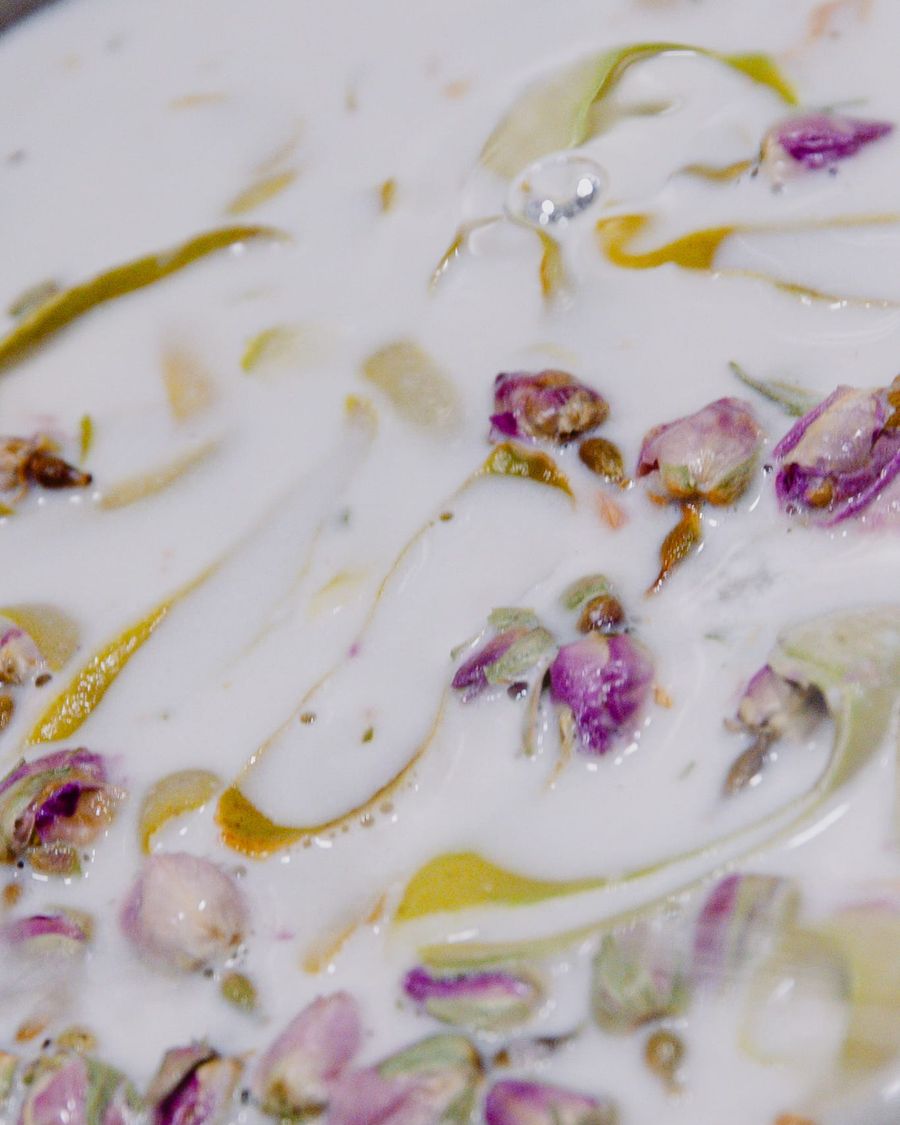 Yoghurt met rozenblaadjes